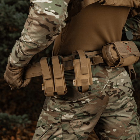 M-Tac Range -vyö Cobra Buckle Gen.IV käytössä taktisen operaattorin kanssa maastokuvioidun varustuksen kanssa.