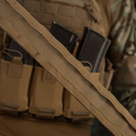 M-Tac Range -vyö Cobra Buckle Gen.IV taktisen varustuksen ja lippaataskujen kanssa, suunniteltu sotilas- ja poliisikäyttöön.