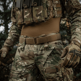 M-Tac Range -vyö Cobra Buckle Gen.IV taktisen univormun päällä, sopii sotilas- ja ampumaratakäyttöön, lipastaskuilla ja varusteiden kiinnikkeillä.