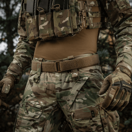 M-Tac Range -vyö Cobra Buckle Gen.IV taktisen univormun päällä, sopii sotilas- ja ampumaratakäyttöön, lipastaskuilla ja varusteiden kiinnikkeillä.