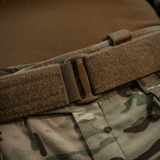 M-Tac Range -vyö Cobra Buckle Gen.IV - taktinen sotilasvyö, säädettävä koko ja vahvistus, nähty maastohousuissa.