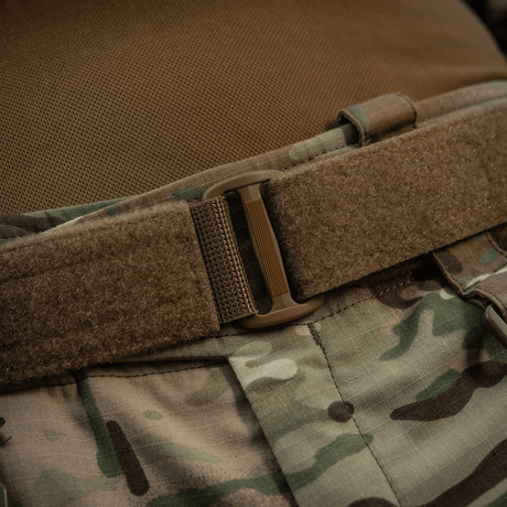 M-Tac Range -vyö Cobra Buckle Gen.IV - taktinen sotilasvyö, säädettävä koko ja vahvistus, nähty maastohousuissa.