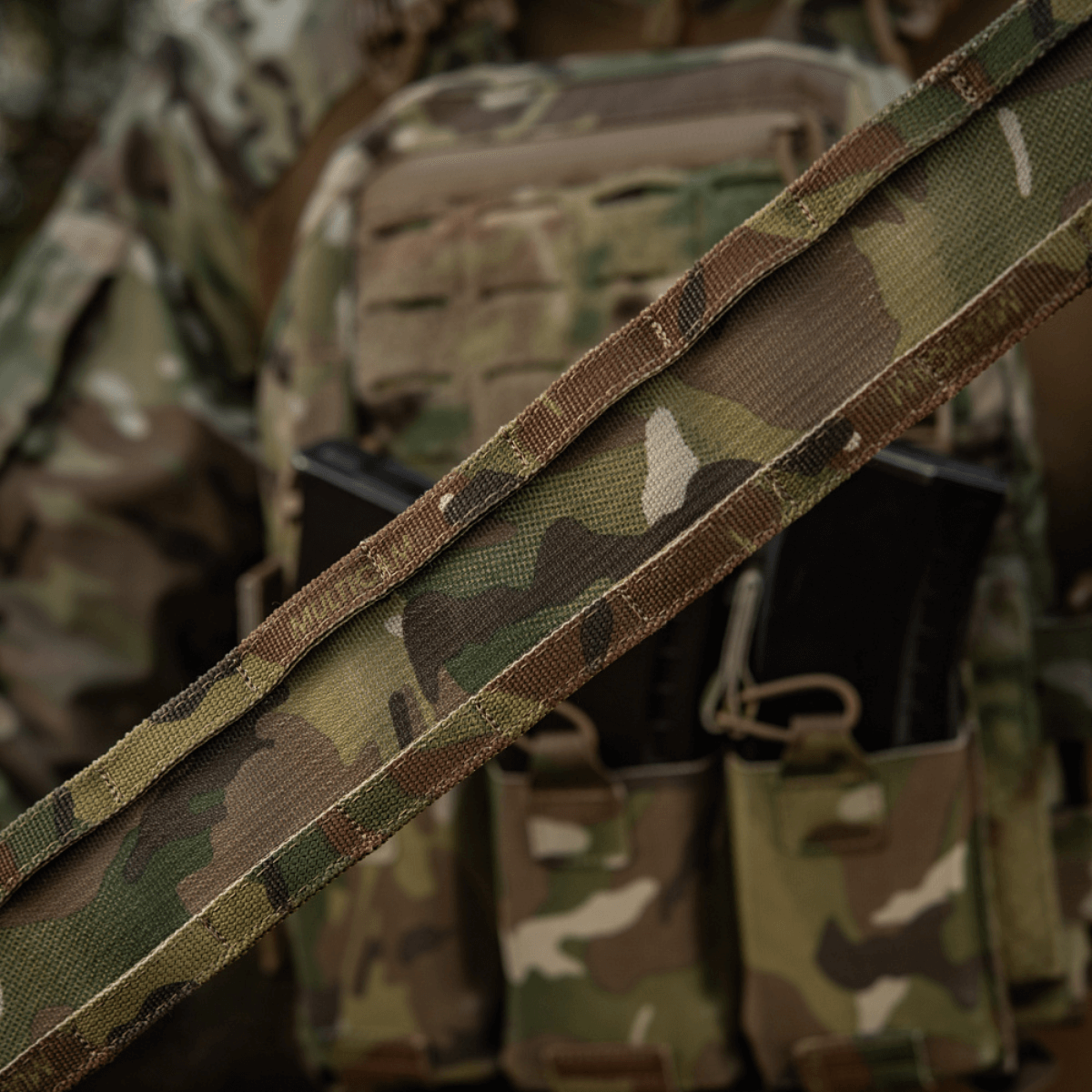 M-Tac Range -vyö Cobra Buckle Gen.IV toiminnassa maastokuvioilla ja lipastaskuilla sotilas- ja poliisikäyttöön.