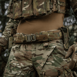 M-Tac Range -vyö Cobra Buckle Gen.IV taktinen vyö maastokuvioisena sotilaskäyttöön, kuvattu varusteen kiinnityksen kanssa vyöhön.