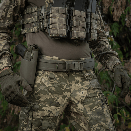 M-Tac Range -vyö Cobra Buckle Gen.IV käytössä, taktinen vyö varusteineen, täydellinen sotilas- ja ampumaratakäyttöön. Vahvistettu Tegris-komposiitilla.