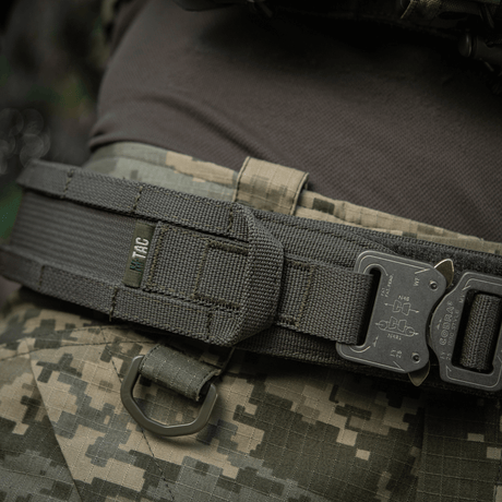 M-Tac Range -vyö Cobra Buckle Gen.IV käytössä, taktinen vyö sotilaskäyttöön säädettävällä koolla ja Tegris-komposiittivahvikkeella.