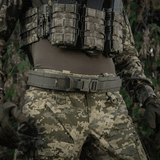 M-Tac Range -vyö Cobra Buckle Gen.IV esitetty käytössä taktisten varusteiden kanssa, sopii sotilas-, poliisi- ja aktiivikäyttöön, mukaan lukien ampumaradat.