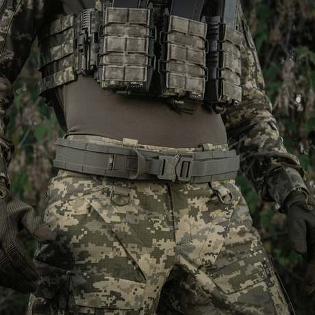 M-Tac Range -vyö Cobra Buckle Gen.IV esitetty käytössä taktisten varusteiden kanssa, sopii sotilas-, poliisi- ja aktiivikäyttöön, mukaan lukien ampumaradat.