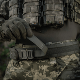M-Tac Range -vyö Cobra Buckle Gen.IV taktinen vyö käytössä. Sopii sotilas-, poliisi- ja ampumaratakäyttöön säädettävällä istuvuudella ja Tegris-vahvikkeella.