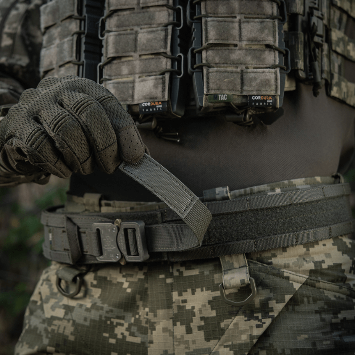 M-Tac Range -vyö Cobra Buckle Gen.IV taktinen vyö käytössä. Sopii sotilas-, poliisi- ja ampumaratakäyttöön säädettävällä istuvuudella ja Tegris-vahvikkeella.