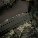 M-Tac Range -vyö Cobra Buckle Gen.IV - taktinen vyö käytössä vahvikkeen ja tarviketelineiden kanssa.