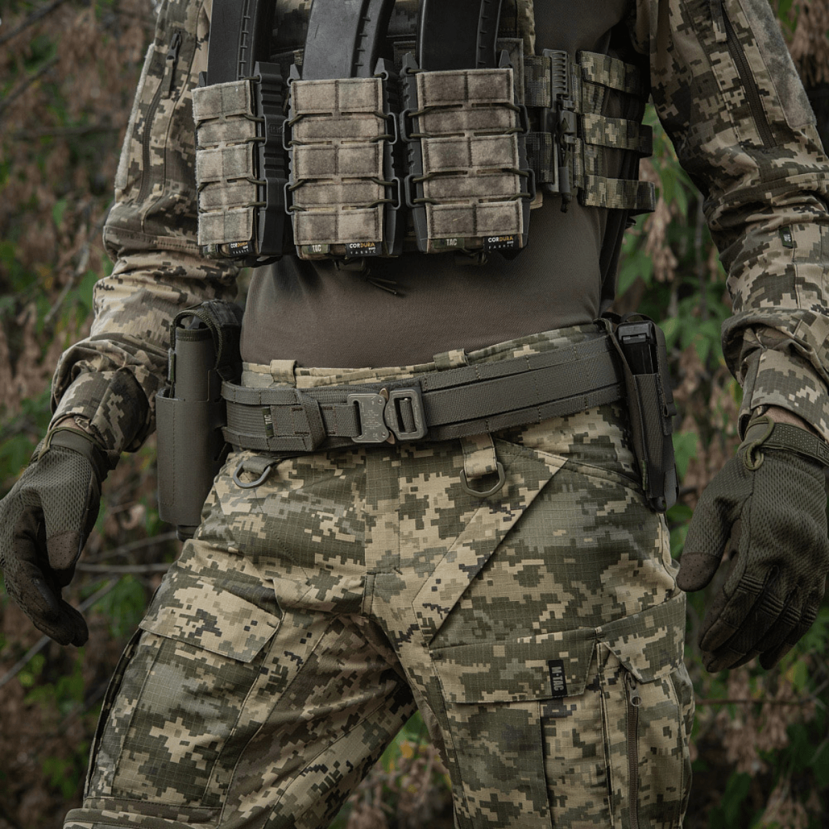 Taktinen M-Tac Range -vyö Cobra Buckle Gen.IV varusteineen sotilasväreissä, sopii sotilas-, poliisi- ja aktiivikäyttöön.
