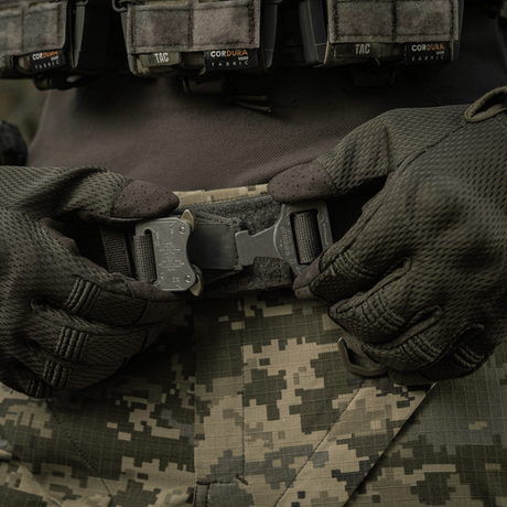 M-Tac Range -vyö Cobra Buckle Gen.IV taktisen univormun päällä, sopii sotilas- ja aktiivikäyttöön varusteiden kiinnityksellä.
