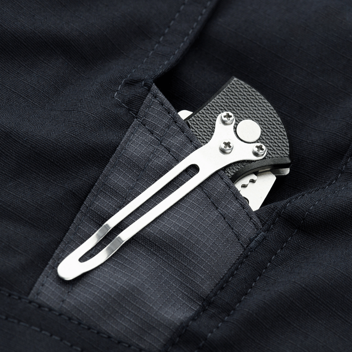 M-Tac Shorts Aggressor Gen.II Flex taktisen veitsen kanssa taskussa, näyttää ripstop-materiaalin ja rakenteen.