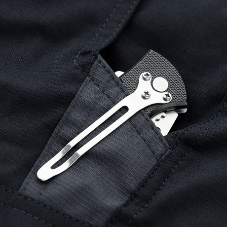 M-Tac Shorts Aggressor Gen.II Flex taktisen veitsen kanssa taskussa, näyttää ripstop-materiaalin ja rakenteen.