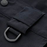 Yksityiskohta M-Tac Shorts Aggressor Gen.II Flexistä mustassa ripstop-materiaalissa, D-rengas ja nappi.