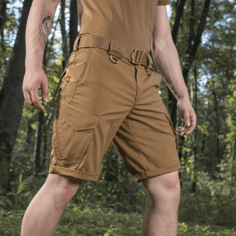 M-Tac Shorts Aggressor Gen.II Flex metsäympäristössä, monipuolinen ja toiminnallinen muotoilu harjoitteluun ja vapaa-aikaan.