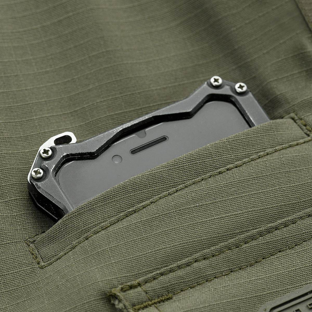 M-Tac Shorts Aggressor Gen.II Flex oliivinvihreänä taskulla ja esineellä ripstop-materiaalissa.