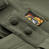 M-Tac Shorts Aggressor Gen.II Flex kestävät kaksoisnapit ja Teflon-pinnoite robuustissa ripstop-materiaalissa, lähikuva ompeleesta.