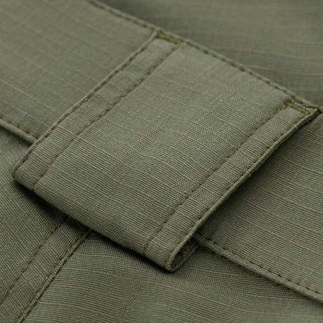 Yksityiskohta M-Tac Shorts Aggressor Gen.II Flexistä ripstop-materiaalilla ja Teflon-pinnoitteella, näyttää taktisen muotoilun.
