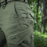 M-Tac Shorts Aggressor Gen.II Flex metsässä, kevyt ja kestävä muotoilu, täydellinen ulkoiluun taktiseen tyyliin.