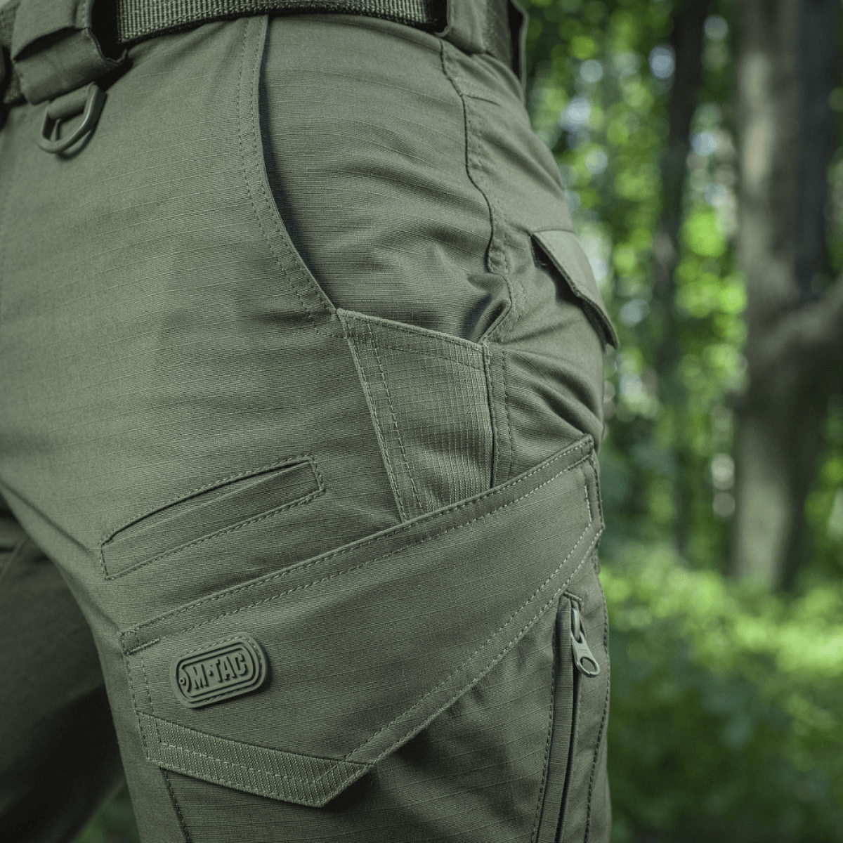 M-Tac Shorts Aggressor Gen.II Flex metsässä, kevyt ja kestävä muotoilu, täydellinen ulkoiluun taktiseen tyyliin.