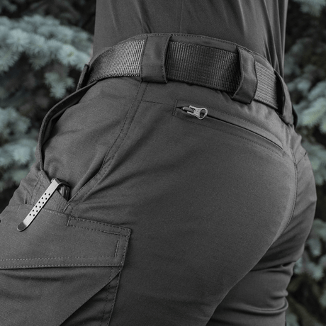 Lähikuva M-Tac Shorts Aggressor Shortin taskusuunnittelusta, musta vyö ja vetoketjuyksityiskohdat, valmistettu kulutusta kestävästä materiaalista.