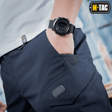 M-Tac Shorts Aggressor Short tummansinisenä, näyttää taskut ja vyölenkin, sopiva ulko- ja kaupunkikäyttöön, valmistettu joustavasta polycottonista.