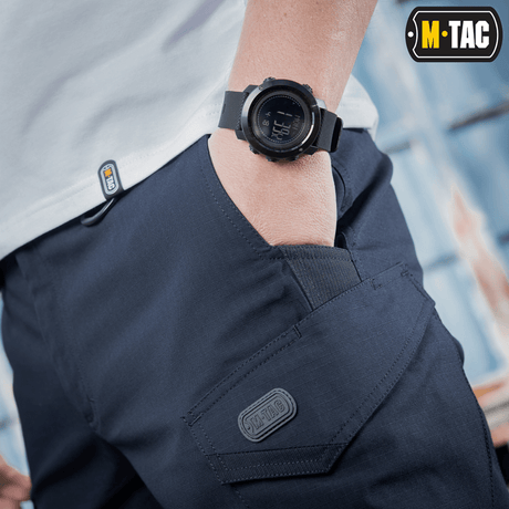 M-Tac Shorts Aggressor Short tummansinisenä, näyttää taskut ja vyölenkin, sopiva ulko- ja kaupunkikäyttöön, valmistettu joustavasta polycottonista.