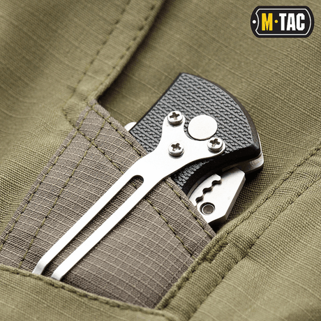 Tasku M-Tac Shorts Aggressor Shortissa, jossa työkalu kiinnitettynä, käytännöllisiä ominaisuuksia taktiseen käyttöön