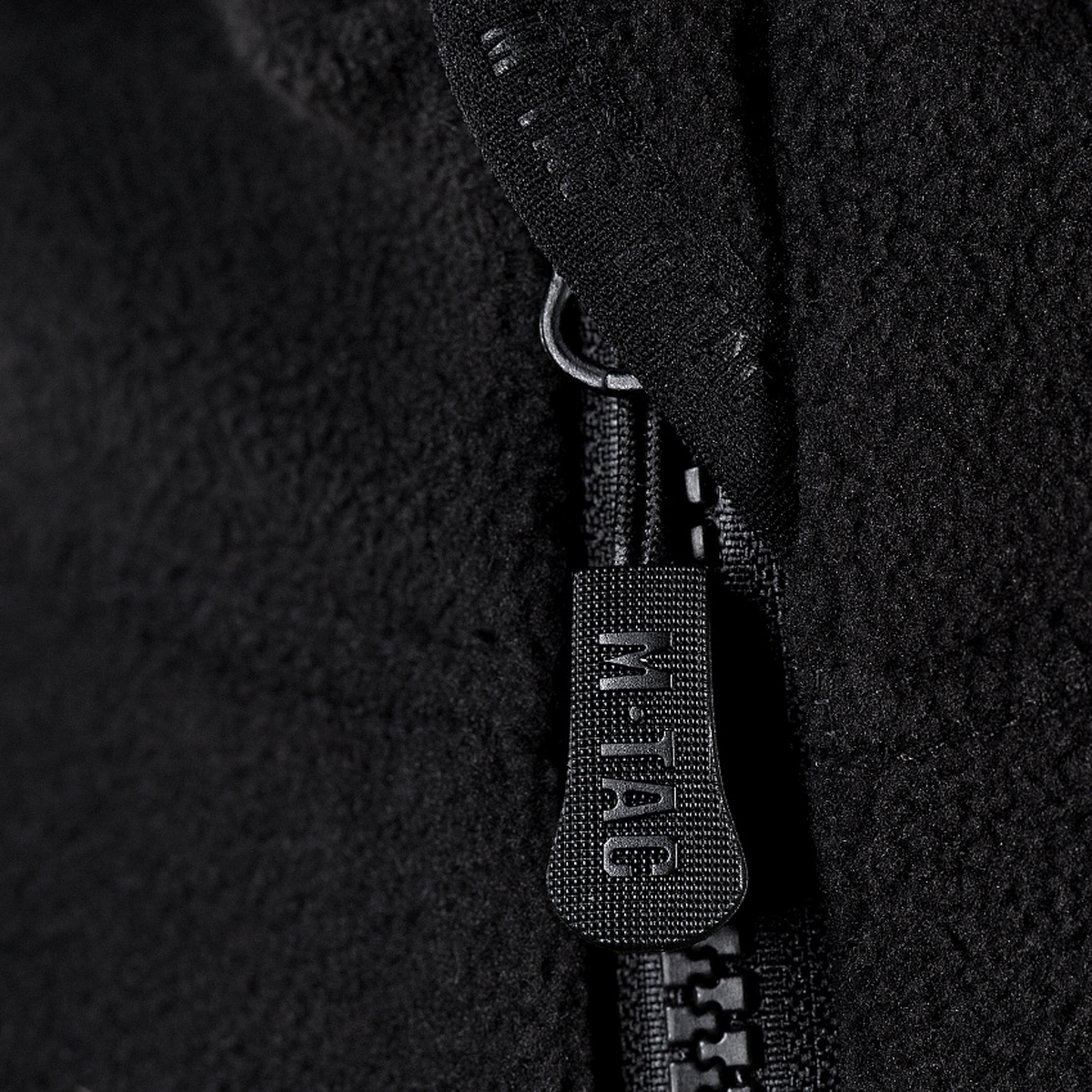 Lähikuva vetoketjusta M-Tac-logolla M-Tac Lite Microfleece Hættetrøje, valmistettu hengittävästä mikrofleecestä