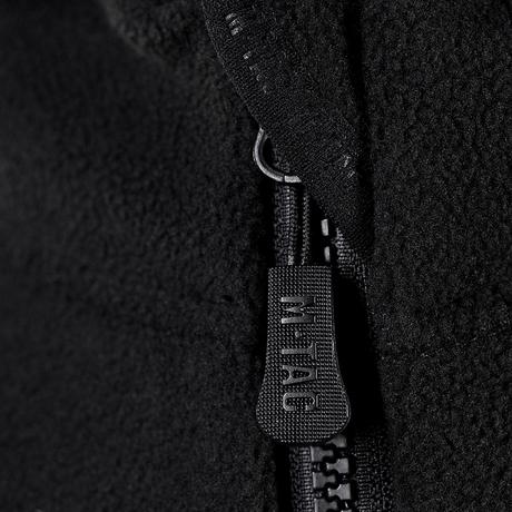 Lähikuva M-Tac Lite Microfleece Hættetrøje -vetoketjusta elastisella nauhalla ja M-Tac-logolla, musta mikrofleecekangas mukavuuteen ja lämpöön
