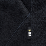 Lähikuva M-Tac Lite Microfleece Hættetrøje -yksityiskohdista: joustava reuna ja logo mukavuuteen ja tyyliin