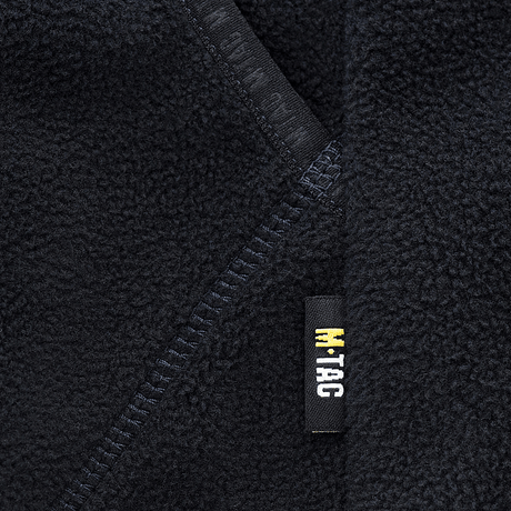 Lähikuva M-Tac Lite Microfleece Hættetrøje -yksityiskohdista: joustava reuna ja logo mukavuuteen ja tyyliin