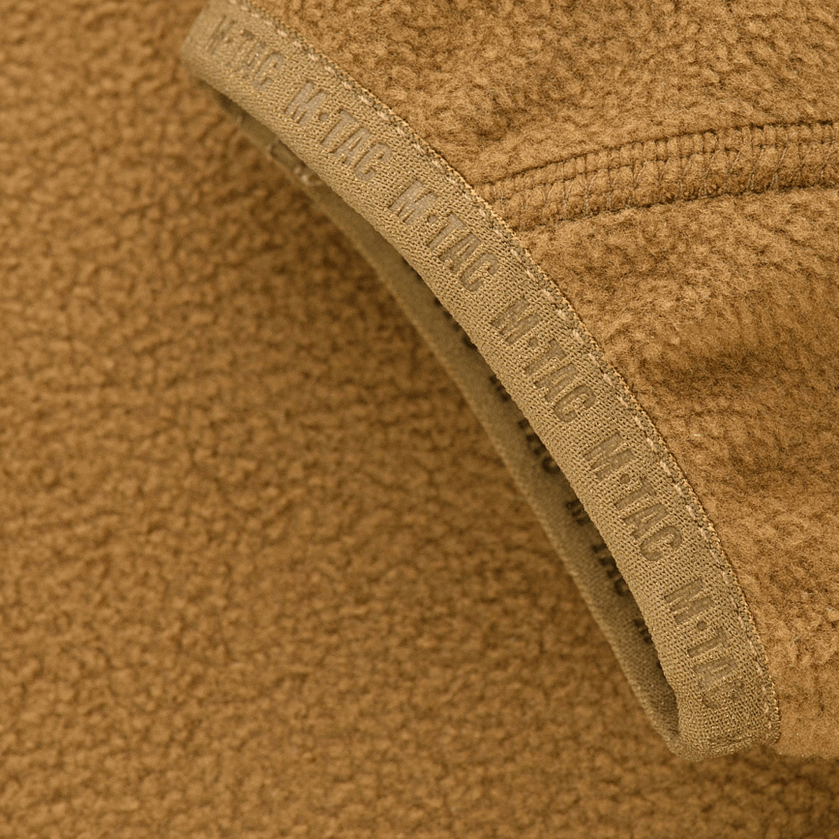 M-Tac Lite Microfleece Hættetrøje tiheällä joustavalla nauhadetaljilla mukavuutta ja lämpöä varten, ihanteellinen arkeen, harjoitteluun ja ulkoiluun.