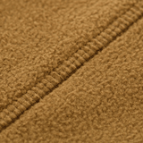 Lähikuva materiaalista M-Tac Lite Microfleece Hættetrøje -tuotteessa ompeleineen, näyttää kevyen ja joustavan mikrofleece-textuurin.