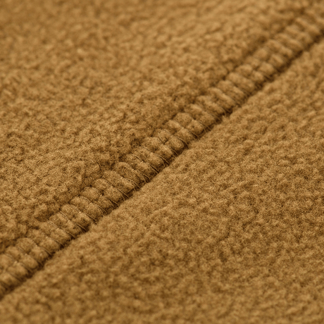 Lähikuva materiaalista M-Tac Lite Microfleece Hættetrøje -tuotteessa ompeleineen, näyttää kevyen ja joustavan mikrofleece-textuurin.
