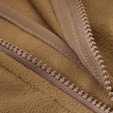 Lähikuva vetoketjusta M-Tac Norman Windblock -fleecatakissa, näyttää WindBlock-materiaalin ja softshell-paneelien yksityiskohdat.