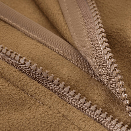 Lähikuva vetoketjusta M-Tac Norman Windblock -fleecatakissa, näyttää WindBlock-materiaalin ja softshell-paneelien yksityiskohdat.