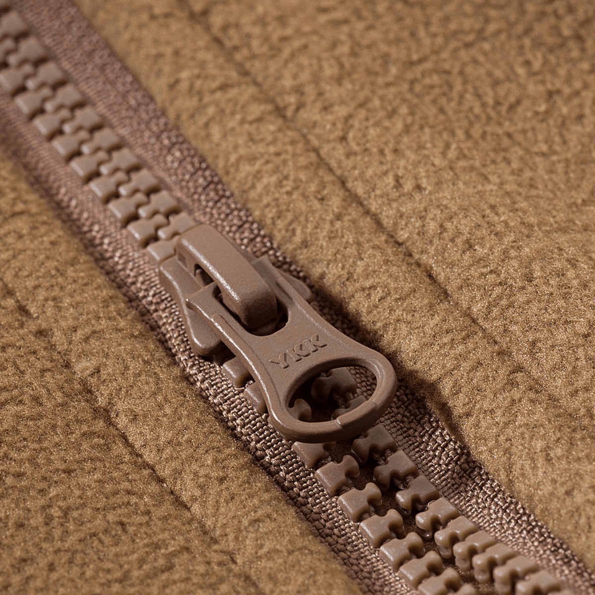 Lähikuva M-Tac Norman Windblock Fleecejakke -vetoketjusta, valmistettu hengittävästä WindBlock-materiaalista ja Softshell-indlæg.