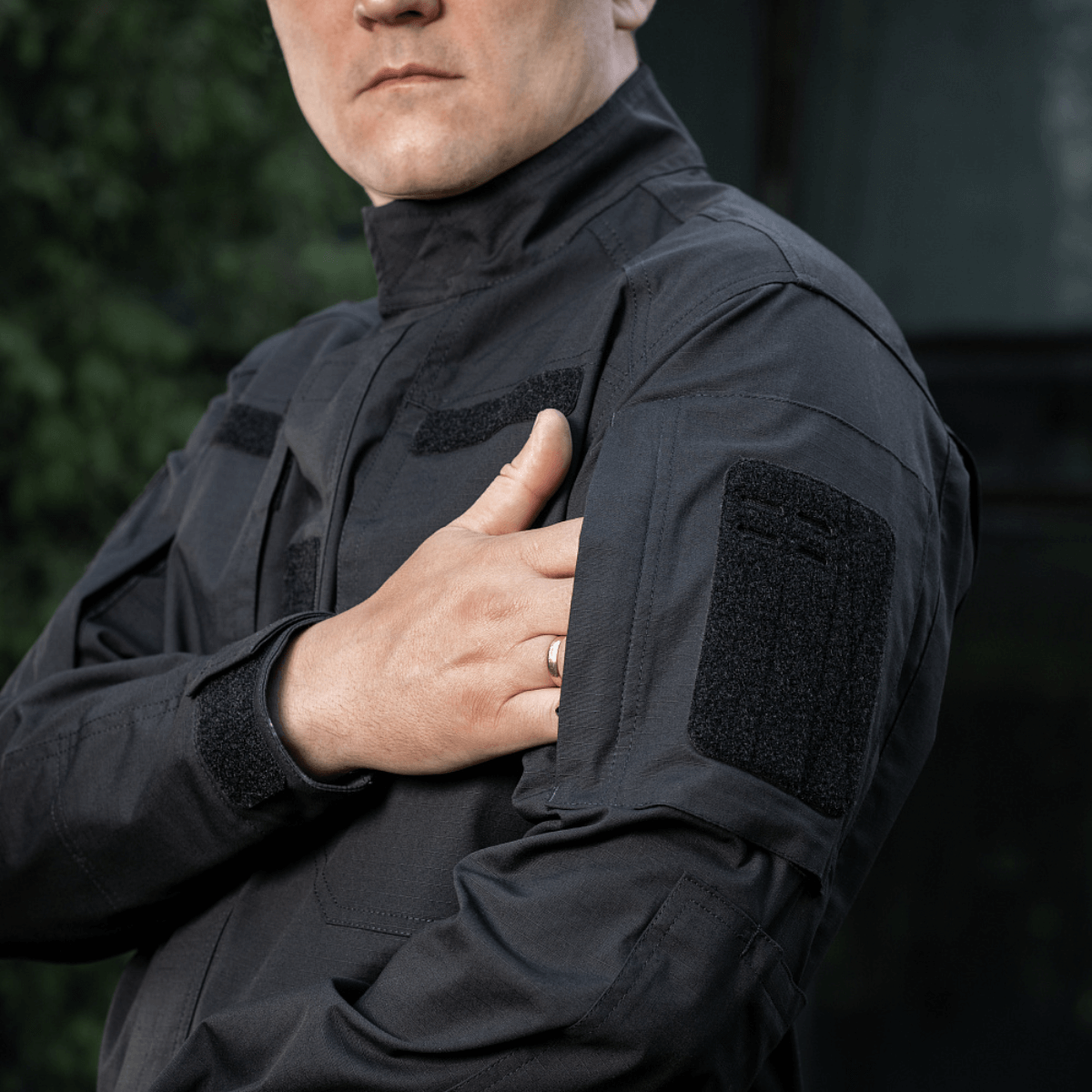 M-Tac Patrol Flex -takki velcro-taskuilla ja taktisella muotoilulla, soveltuu käytännön käyttöön ja mukavuuteen, esillä ulkona