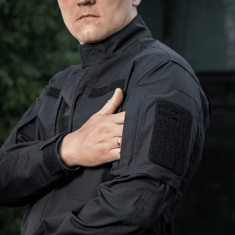 M-Tac Patrol Flex -takki velcro-taskuilla ja taktisella muotoilulla, soveltuu käytännön käyttöön ja mukavuuteen, esillä ulkona