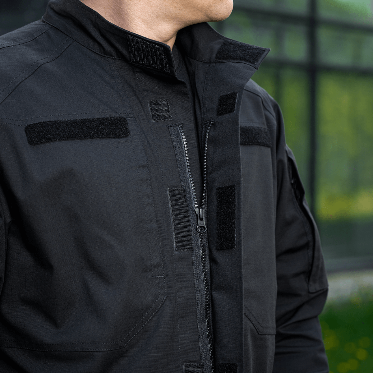 M-Tac Patrol Flex -takki Velcro-yksityiskohdilla ja korkealaatuisella vetoketjulla, suunniteltu taktiseen käyttöön. Musta takki ID-paneeleilla