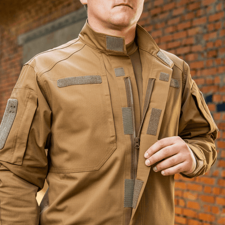 M-Tac Patrol Flex -takki vartaloa seuraavalla leikkauksella, Velcro-yksityiskohdat ja YKK-fittingsit, sopii taktiseen käyttöön ja mukavuuteen. Täydellinen ulkoiluun.