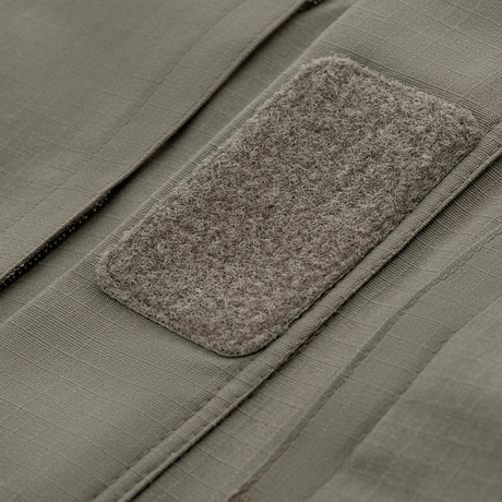 Lähikuva Velcro-paneelista M-Tac Patrol Flex -takissa, vaaleanharmaa kangas ripstop-kuviolla ja taktinen muotoilu.