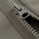 Lähikuva YKK-vetoketjusta M-Tac Patrol Flex -takissa, ripstop-materiaali, galleria-asema 1, Velcro-hihna ja tukevat saumat.