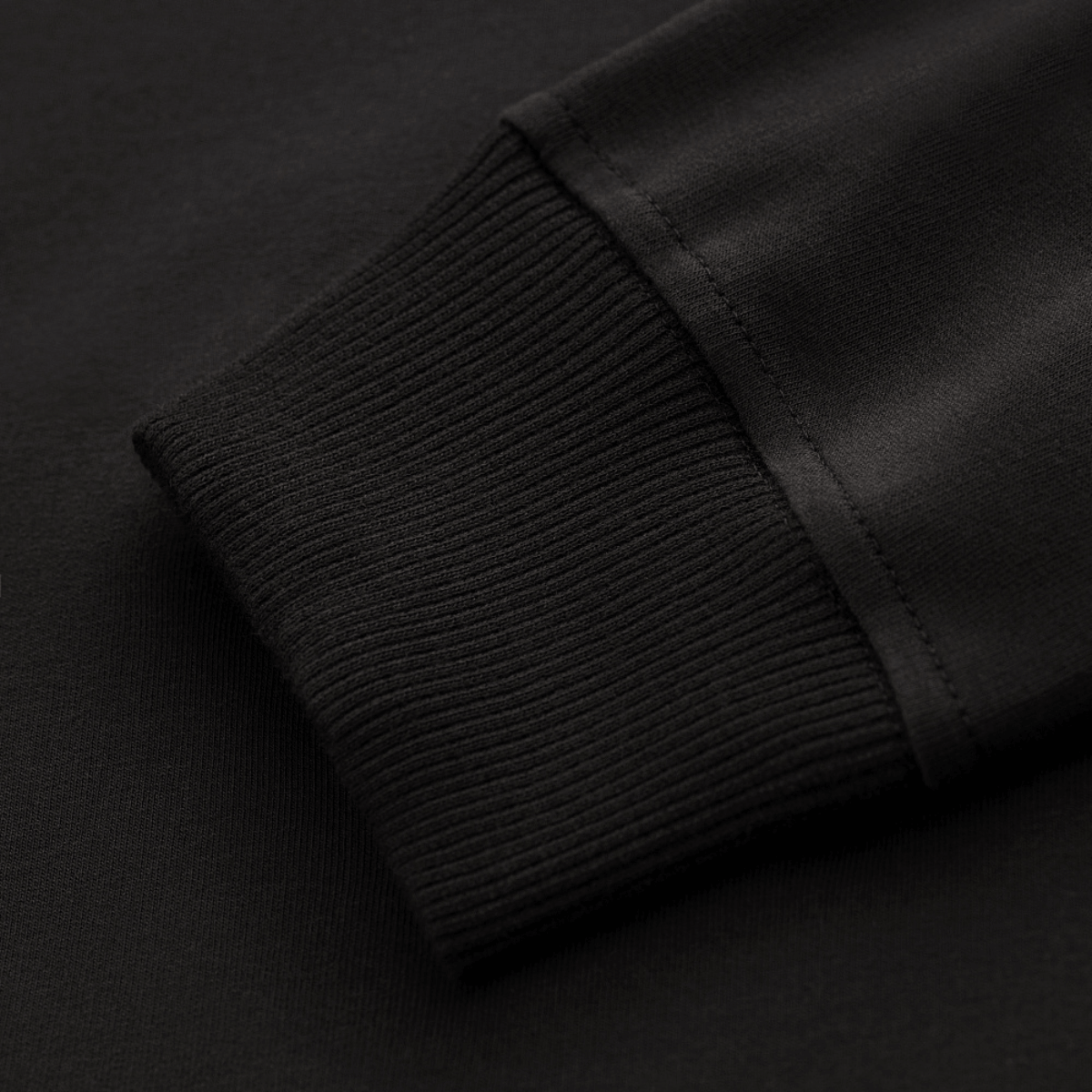 Lähikuva M-Tac Pullover 4 Seasons -joustavasta hihansuutuksesta ja 95% puuvillasta, minimalistinen musta malli, soveltuu ympäri vuoden