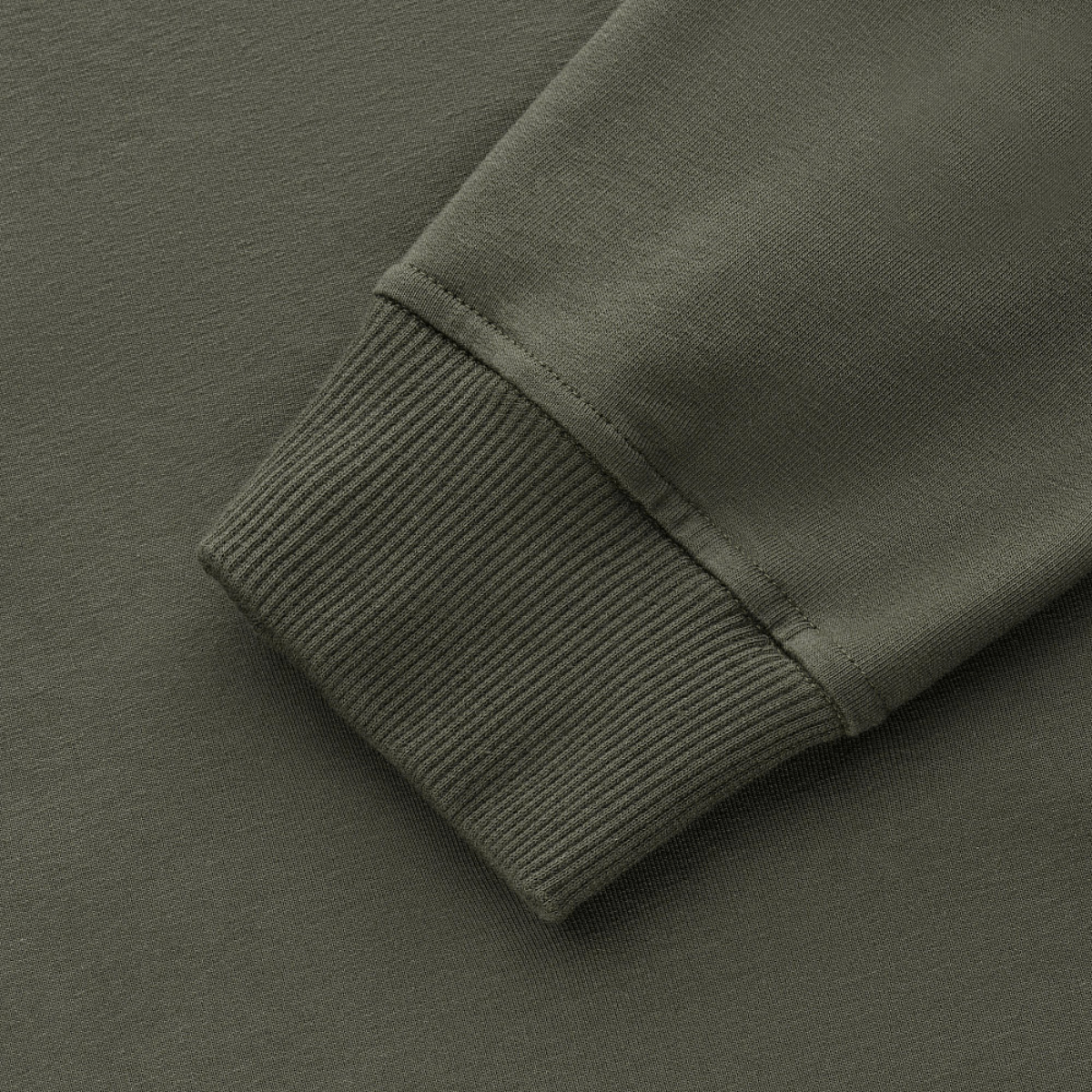 Lähikuva M-Tac Pullover 4 Seasons -paidan kalvosimesta vihreänä, valmistettu joustavasta kankaasta monipuoliseen käyttöön.