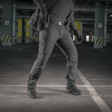 M-Tac Tactical Bukser Patrol Gen II Flex kuvattu pysäköintihallissa, taktiseen käyttöön.