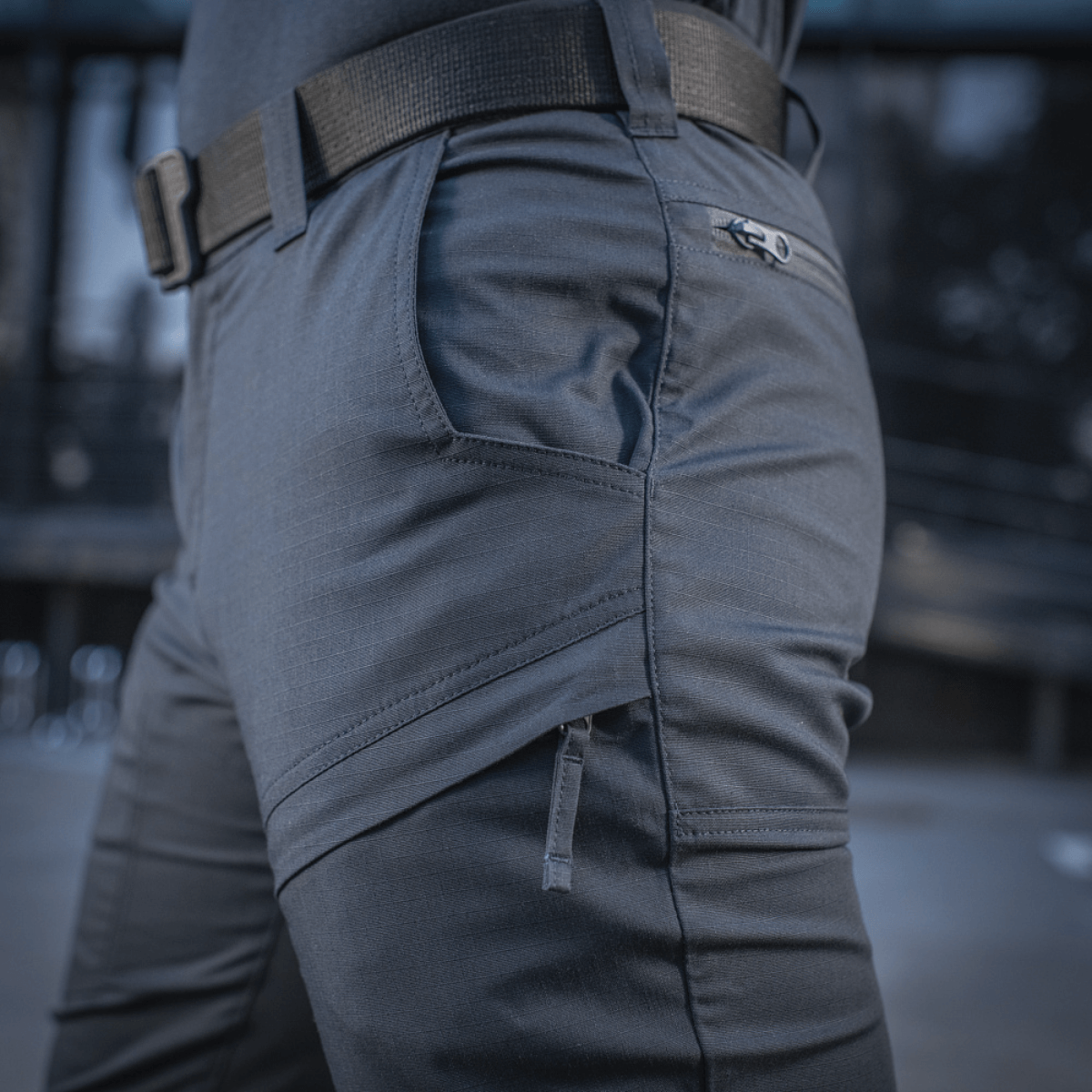 M-Tac Tactical Bukser Patrol Gen II Flex toiminnassa, näyttää käytännölliset vetoketjutaskut ja säädettävän vyön optimaalista istuvuutta ja toimivuutta varten.